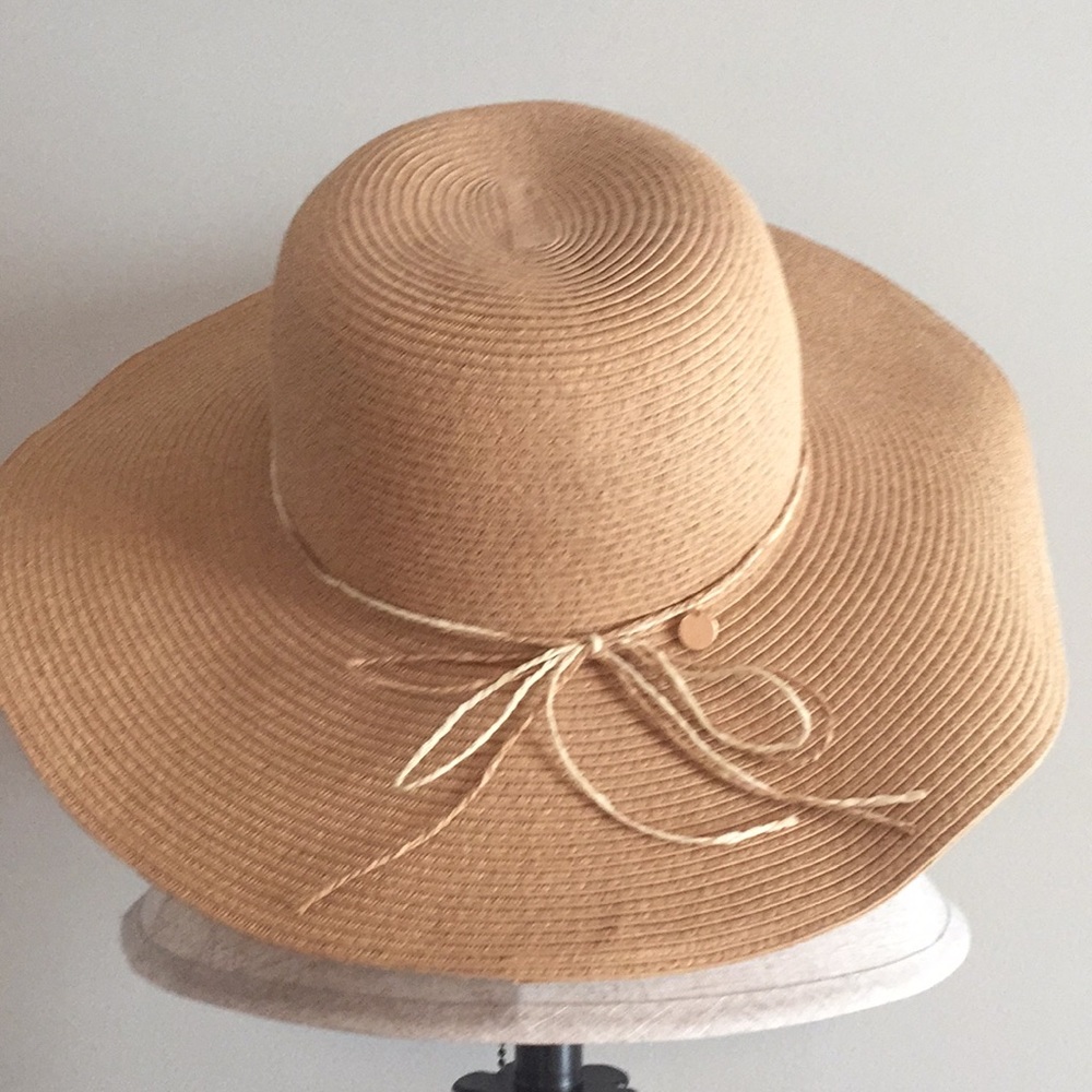 Straw hat in taupe color, tie and charm accent